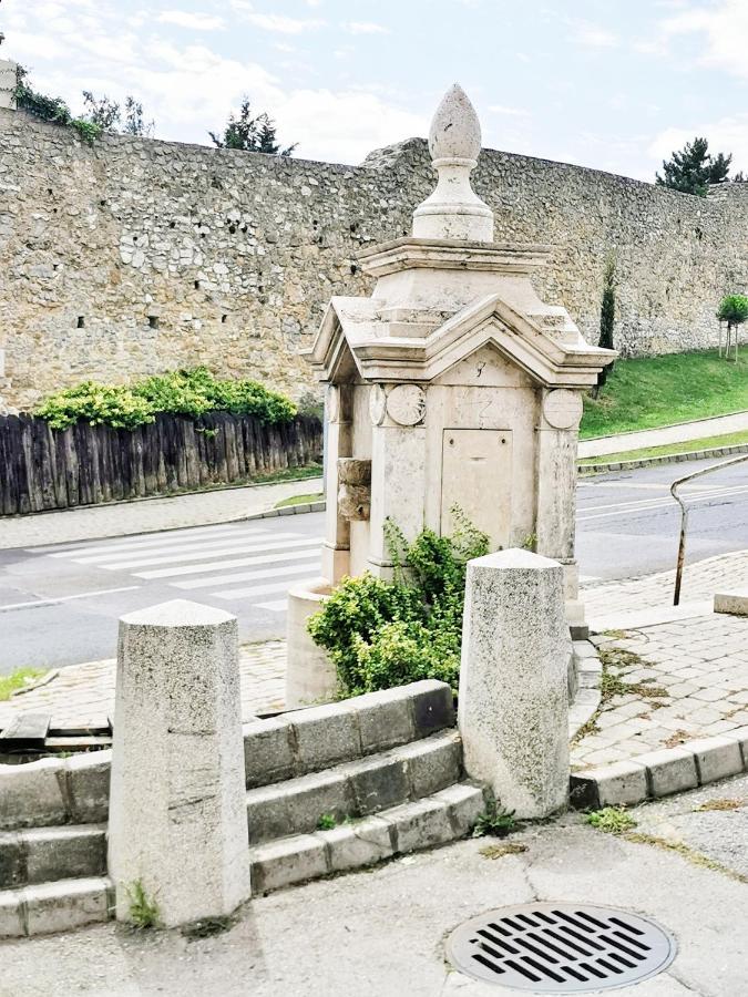 Kalvaria Vendeghaz, Kozvetlenul A Varfal Mellett. Pecs Bagian luar foto